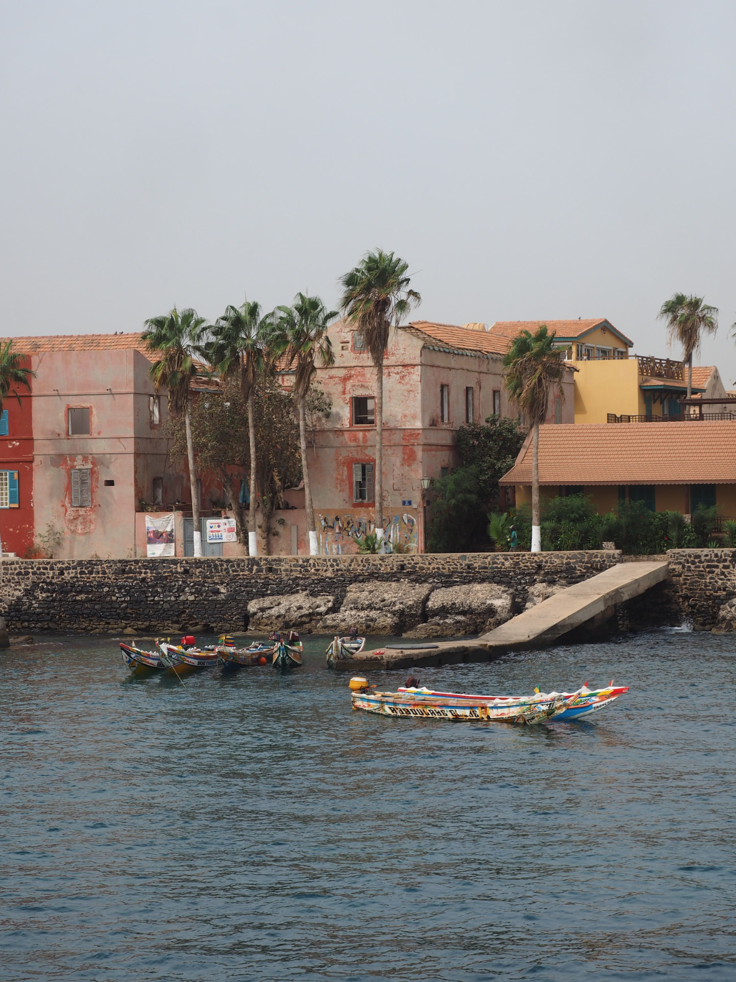 Île de Gorée avec ses maisons colorées et pirogues